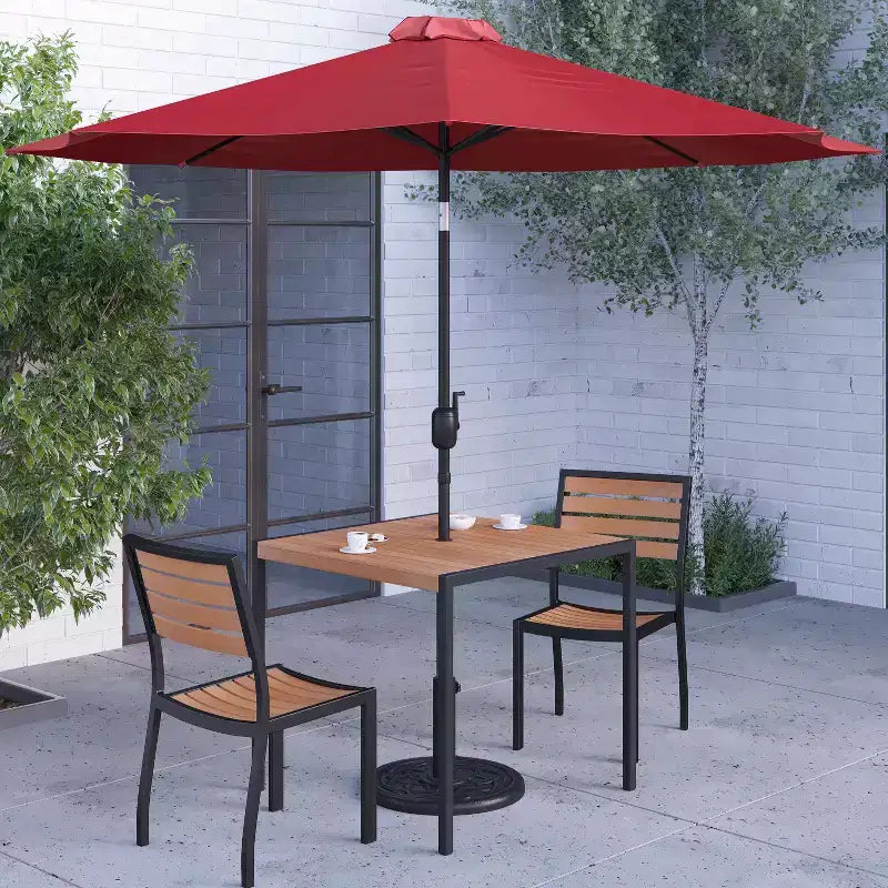Ensemble de salle à manger de patio Merrick Lane en faux teck, cinq pièces - table, deux fauteuils club empilables sans accoudoirs, parasol gris de 9' et pied