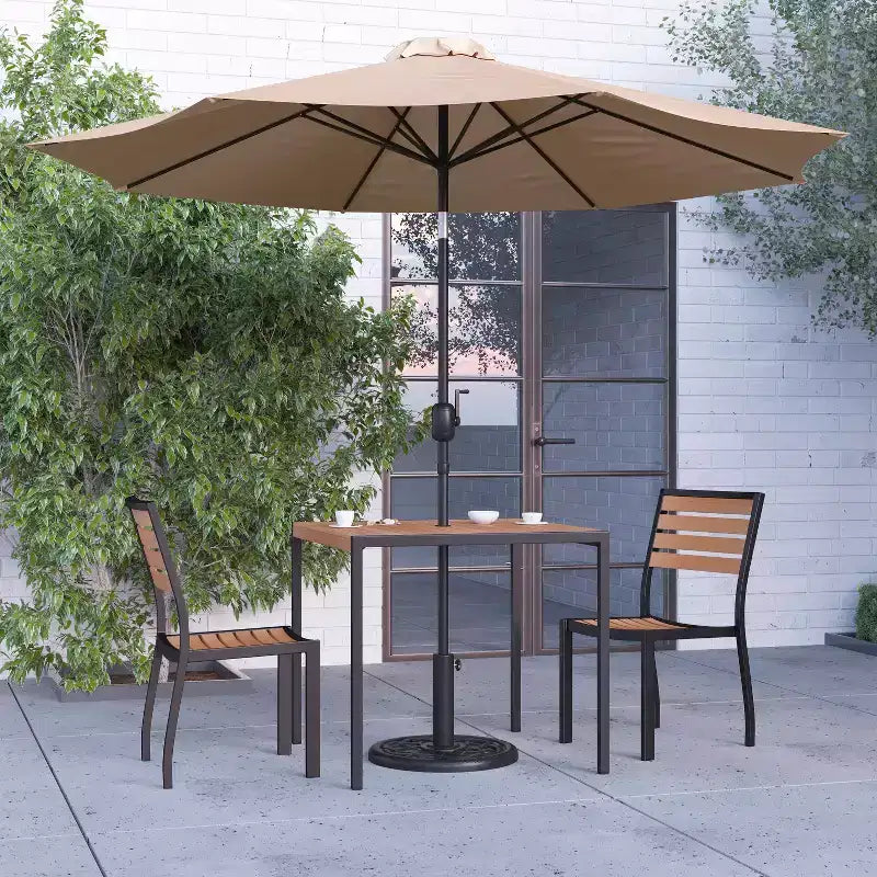 Ensemble de salle à manger de patio Merrick Lane en faux teck, cinq pièces - table, deux fauteuils club empilables sans accoudoirs, parasol gris de 9' et pied