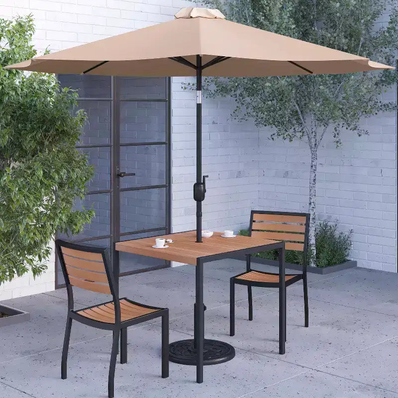 Ensemble de salle à manger de patio Merrick Lane en faux teck, cinq pièces - table, deux fauteuils club empilables sans accoudoirs, parasol gris de 9' et pied