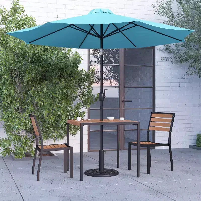 Ensemble de salle à manger de patio Merrick Lane en faux teck, cinq pièces - table, deux fauteuils club empilables sans accoudoirs, parasol gris de 9' et pied