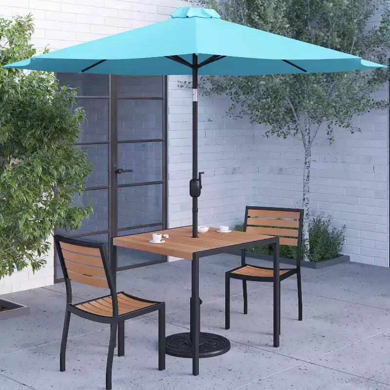Ensemble de salle à manger de patio Merrick Lane en faux teck, cinq pièces - table, deux fauteuils club empilables sans accoudoirs, parasol gris de 9' et pied