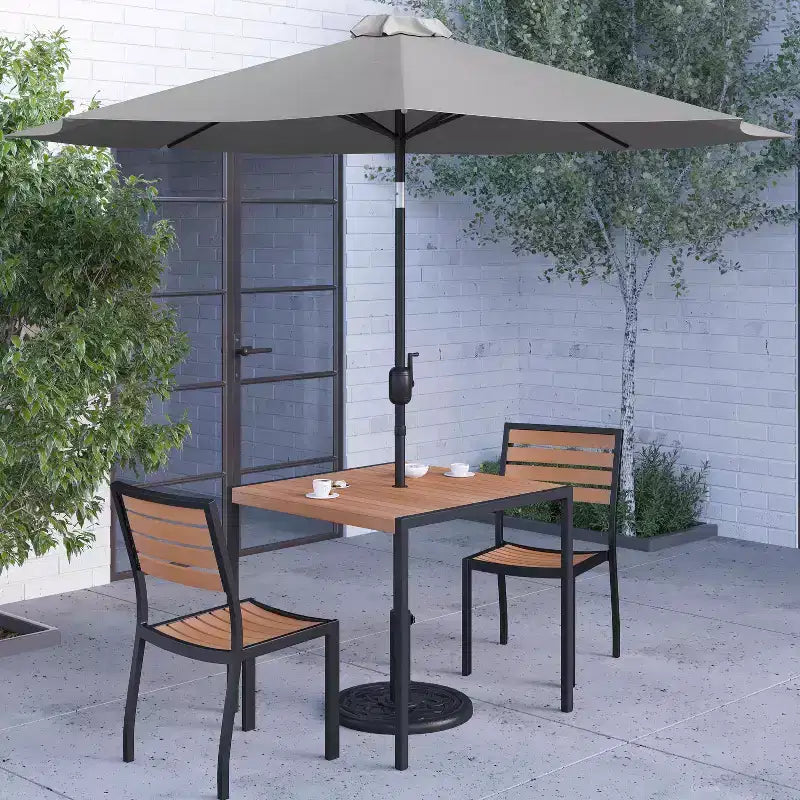 Ensemble de salle à manger de patio Merrick Lane en faux teck, cinq pièces - table, deux fauteuils club empilables sans accoudoirs, parasol gris de 9' et pied