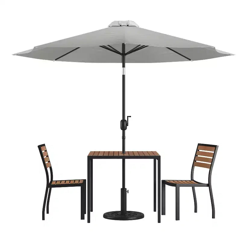 Ensemble de salle à manger de patio Merrick Lane en faux teck, cinq pièces - table, deux fauteuils club empilables sans accoudoirs, parasol gris de 9' et pied