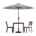 Ensemble de salle à manger de patio Merrick Lane en faux teck, cinq pièces - table, deux fauteuils club empilables sans accoudoirs, parasol gris de 9' et pied