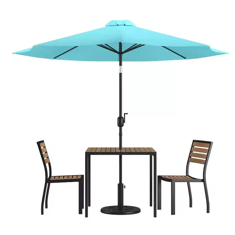 Conjunto de comedor para patio de cinco piezas de imitación de teca Merrick Lane - mesa, dos sillones apilables sin reposabrazos, sombrilla gris de 9' y base