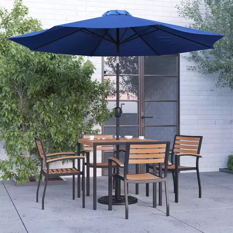 Merrick Lane conjunto de comedor para patio de siete piezas de falso teca que incluye mesa, cuatro sillones, sombrilla de patio de 9' y base