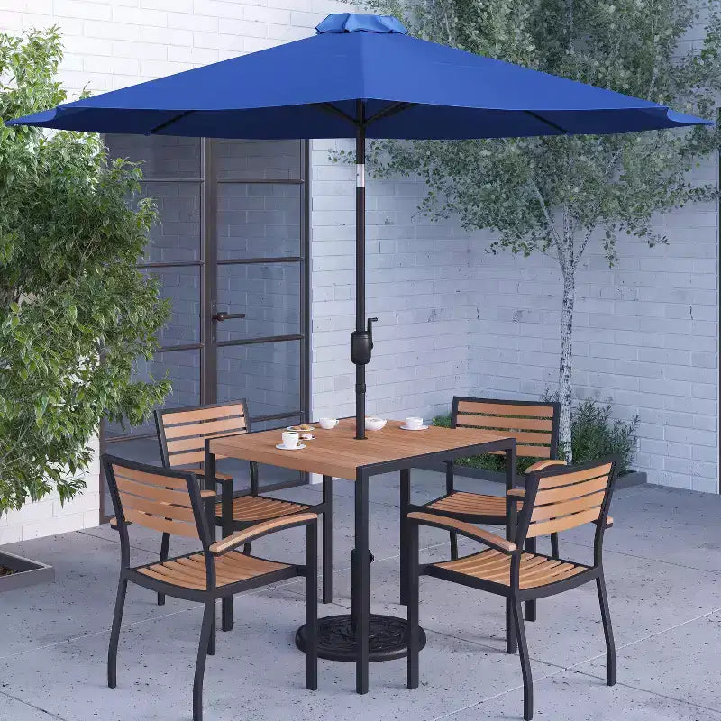 Merrick Lane conjunto de comedor para patio de siete piezas de falso teca que incluye mesa, cuatro sillones, sombrilla de patio de 9' y base