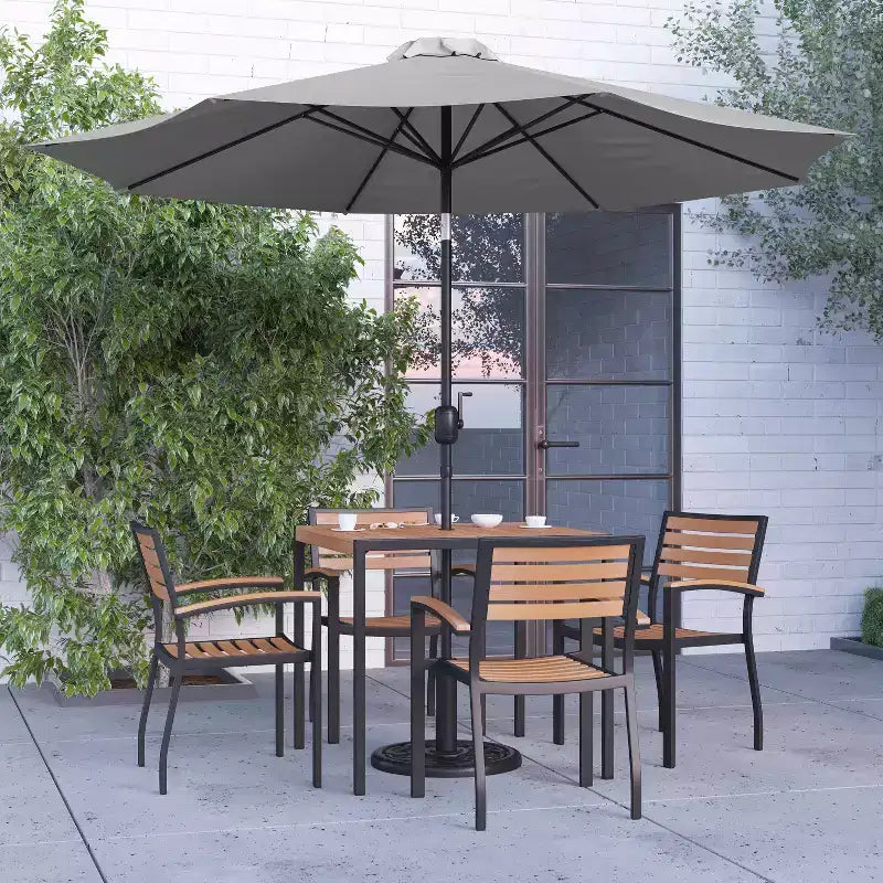 Merrick Lane conjunto de comedor para patio de siete piezas de falso teca que incluye mesa, cuatro sillones, sombrilla de patio de 9' y base