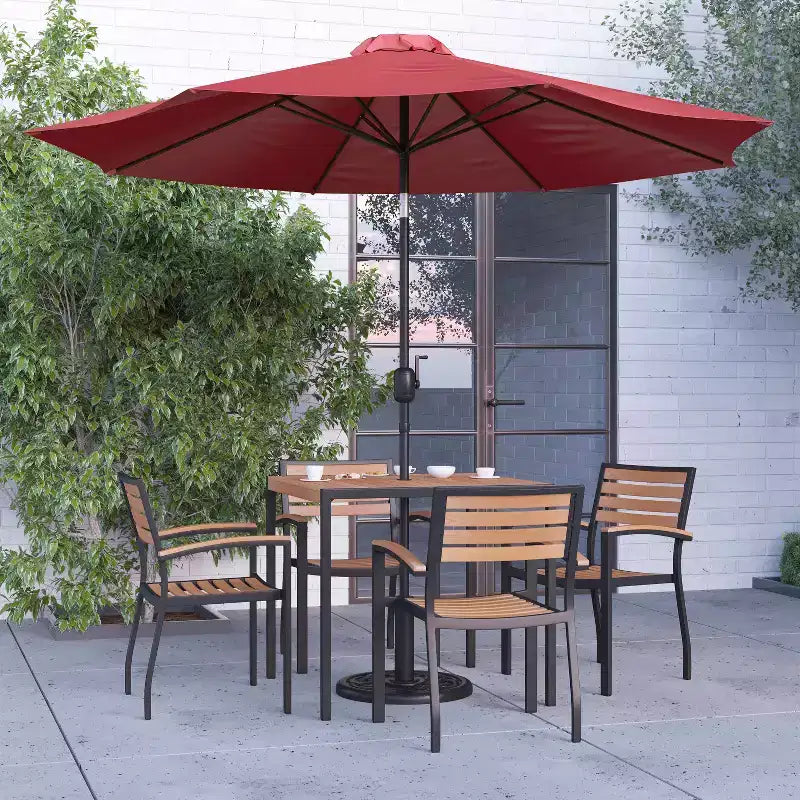 Merrick Lane conjunto de comedor para patio de siete piezas de falso teca que incluye mesa, cuatro sillones, sombrilla de patio de 9' y base