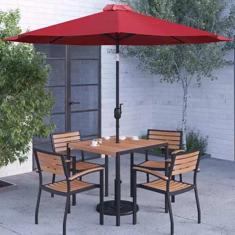 Merrick Lane conjunto de comedor para patio de siete piezas de falso teca que incluye mesa, cuatro sillones, sombrilla de patio de 9' y base