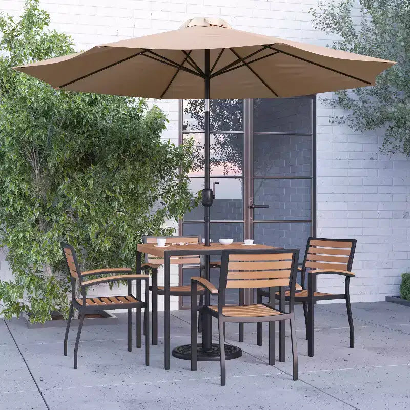 Merrick Lane conjunto de comedor para patio de siete piezas de falso teca que incluye mesa, cuatro sillones, sombrilla de patio de 9' y base