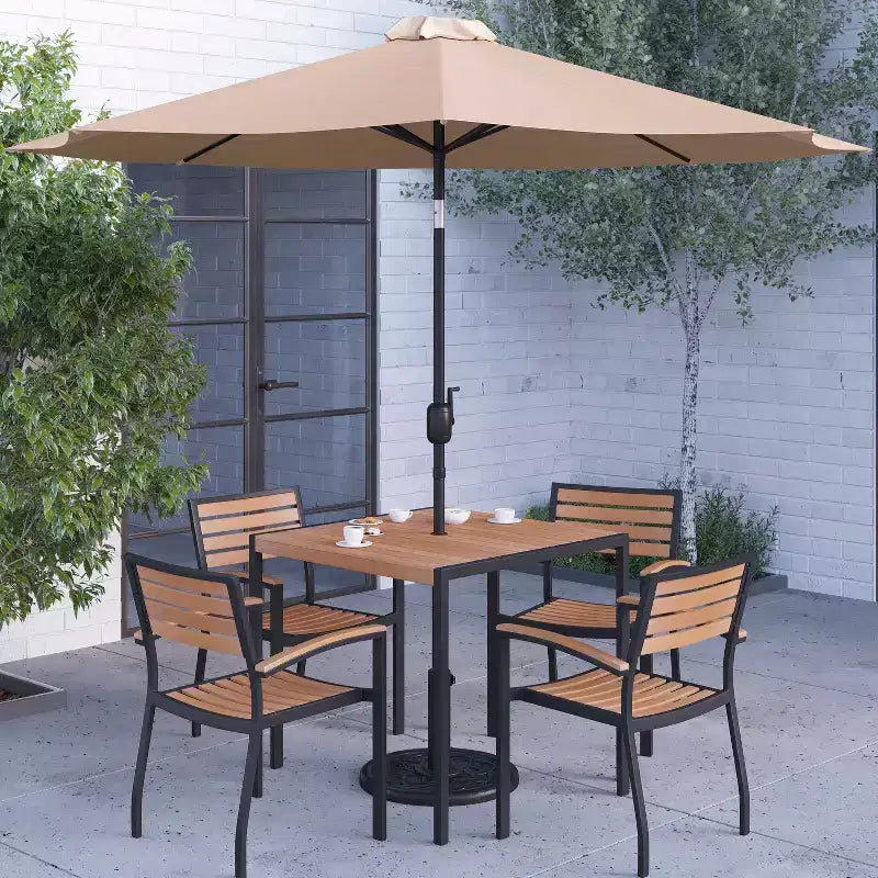 Merrick Lane conjunto de comedor para patio de siete piezas de falso teca que incluye mesa, cuatro sillones, sombrilla de patio de 9' y base