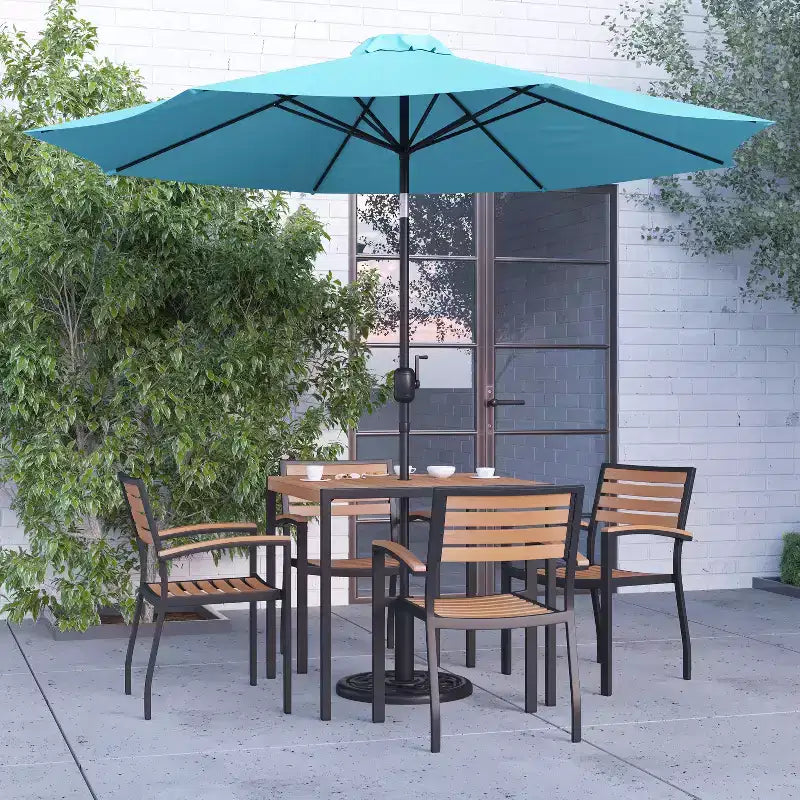 Merrick Lane conjunto de comedor para patio de siete piezas de falso teca que incluye mesa, cuatro sillones, sombrilla de patio de 9' y base