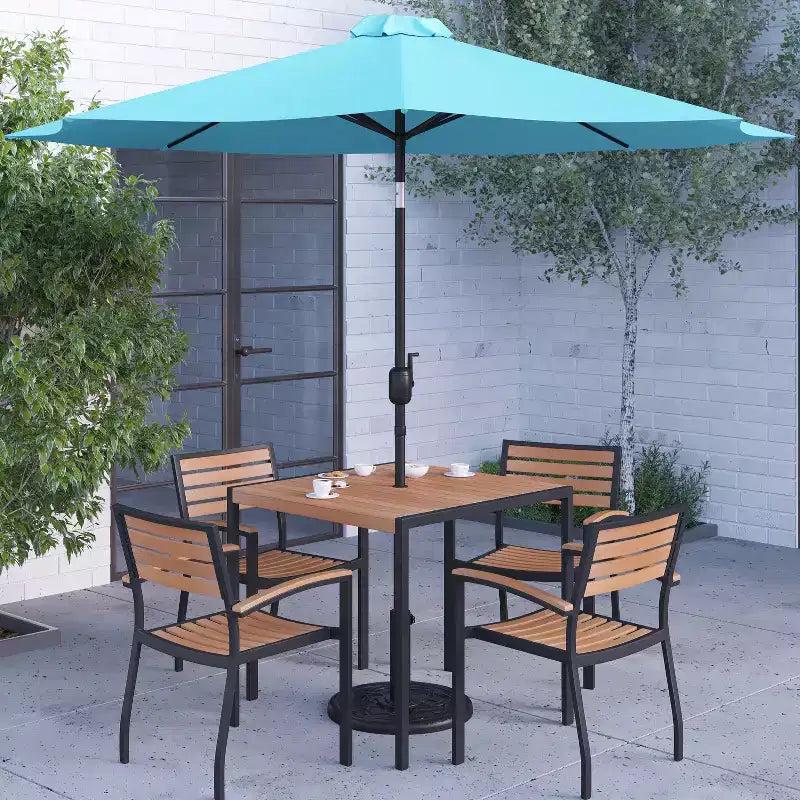 Merrick Lane conjunto de comedor para patio de siete piezas de falso teca que incluye mesa, cuatro sillones, sombrilla de patio de 9' y base
