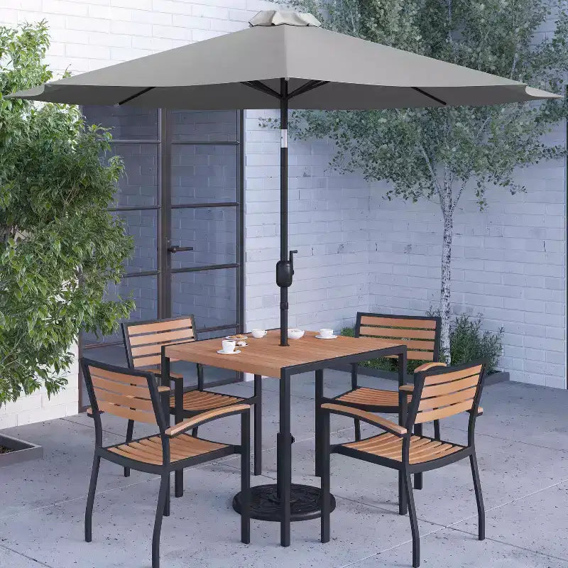Merrick Lane conjunto de comedor para patio de siete piezas de falso teca que incluye mesa, cuatro sillones, sombrilla de patio de 9' y base
