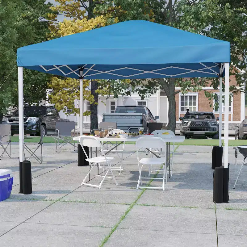 Flash Furniture Conjunto portátil para eventos o portón trasero: carpa plegable con ruedas de 10'x10', mesa plegable de dos partes de 6 pies y 4 sillas plegables