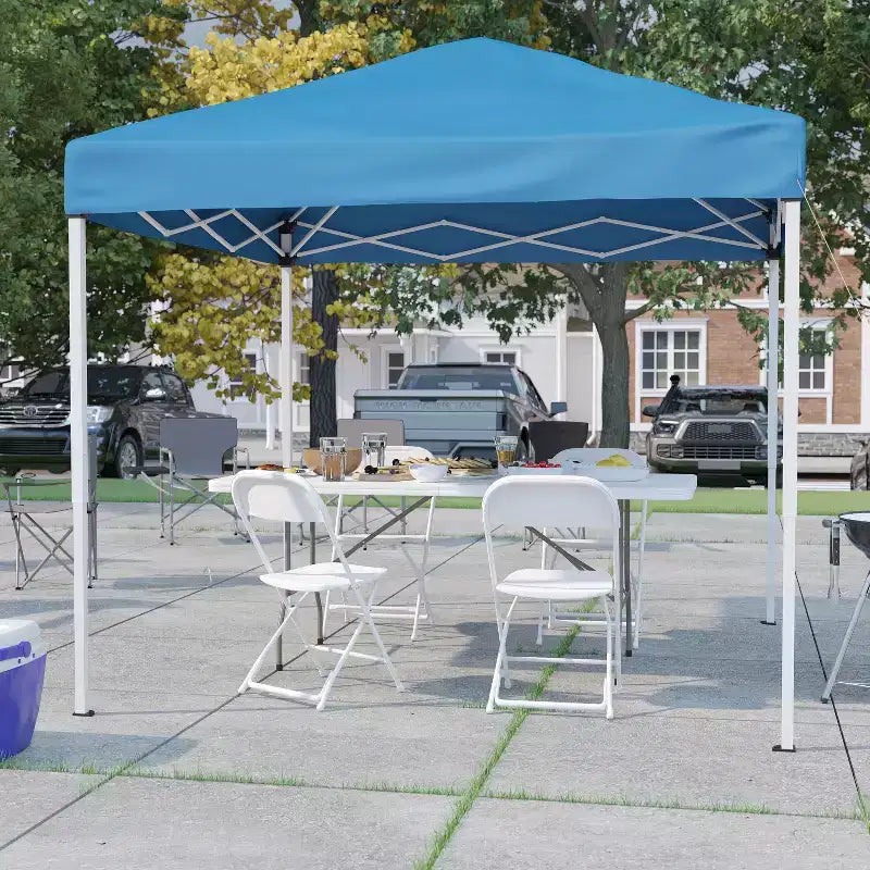 Conjunto de tienda portátil para eventos y fiestas de Flash Furniture: tienda de campaña con toldo desplegable de 8'x8', mesa plegable de 6 pies y conjunto de 4 sillas plegables