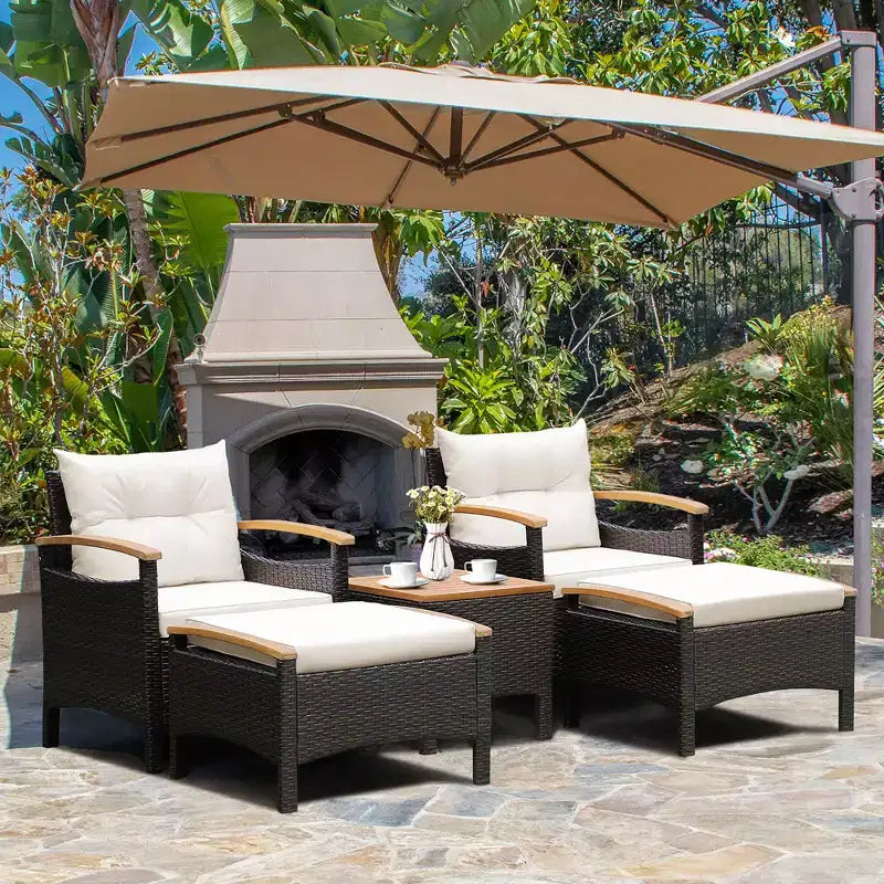Conjunto de muebles de ratán para patio Costway de 5 piezas, sofá, otomana y mesa acolchada con superficie de madera