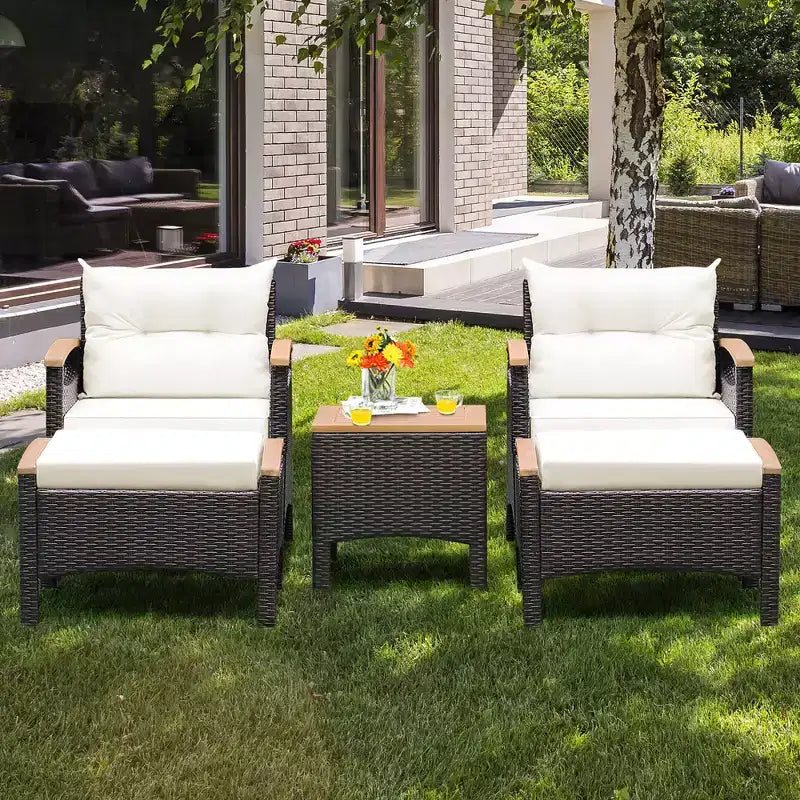 Conjunto de muebles de ratán para patio Costway de 5 piezas, sofá, otomana y mesa acolchada con superficie de madera