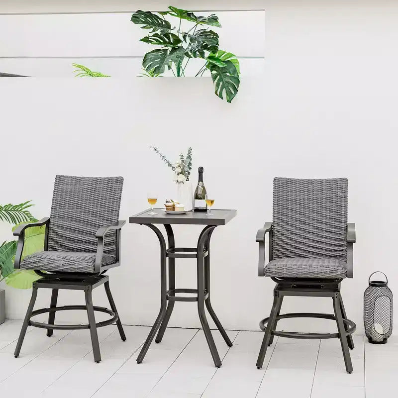 Conjunto de mesa alta y taburetes de ratán para patio de 3 piezas de Costway, aluminio, sillas giratorias de 360° con asiento acolchado