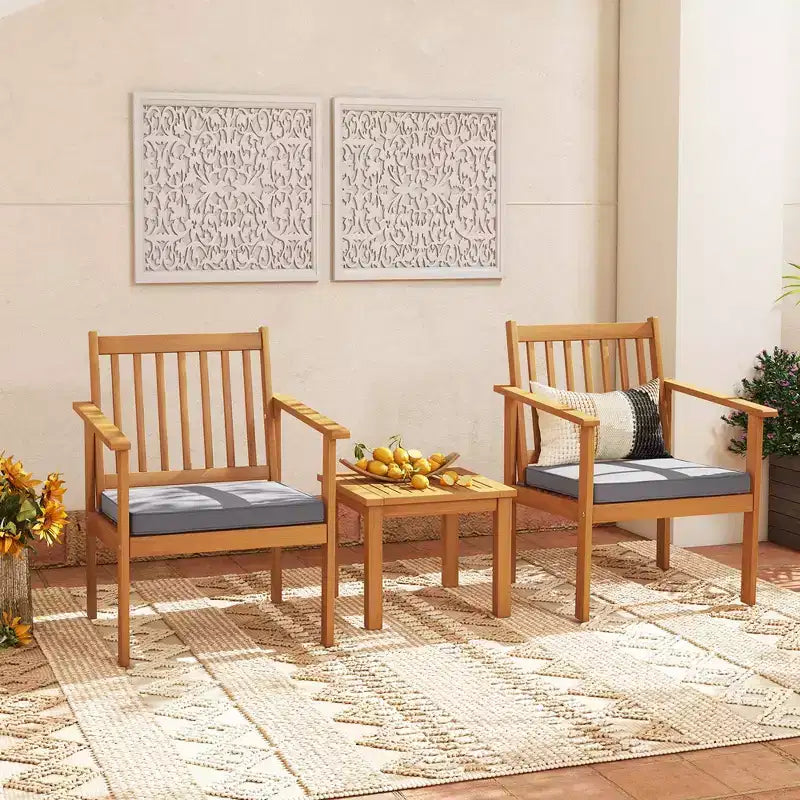Conjunto de muebles de madera para patio Costway de 3 piezas, sillas de madera de acacia y mesa de centro con cojines suaves gris/blanco