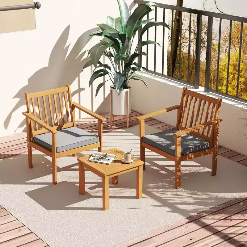 Conjunto de muebles de madera para patio Costway de 3 piezas, sillas de madera de acacia y mesa de centro con cojines suaves gris/blanco