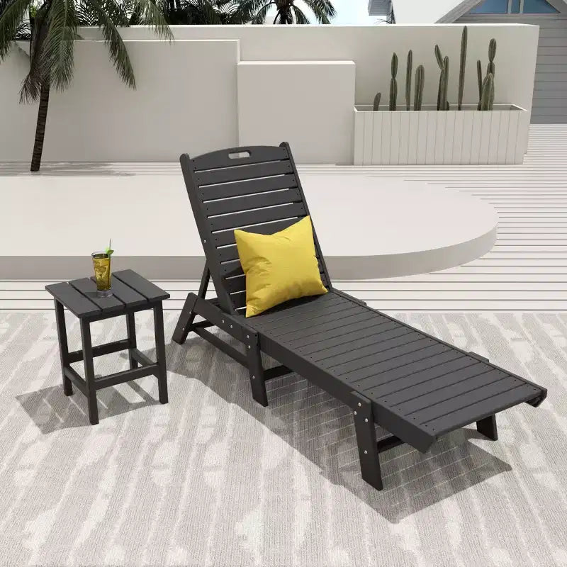 WestinTrends conjunto de 2 piezas de silla tumbona de patio exterior de polietileno con mesa auxiliar