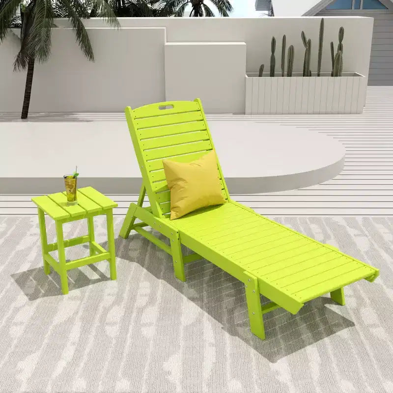 WestinTrends conjunto de 2 piezas de silla tumbona de patio exterior de polietileno con mesa auxiliar